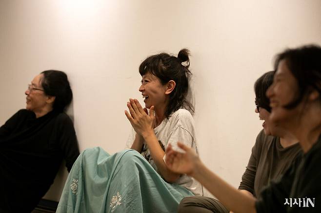 새로운 동작을 시도하는 동료를 향해 다른 회원들이 응원을 보내고 있다. ⓒ시사IN 신선영