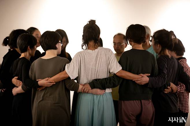 회원들이 한강 작가의 노래 ‘안녕이라 말했다 해도’에 맞춰 추모의 춤을 추고 있다. ⓒ시사IN 신선영