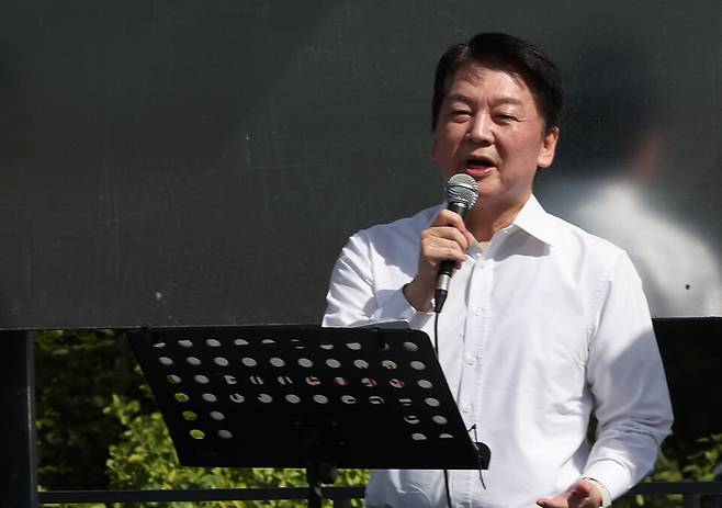 안철수 국민의힘 의원이 지난 3일 오후 서울 용산구 대통령실 인근에서 열린 한국의학교육평가원 무력화 저지 결의대회에서 발언하고 있다. ⓒ연합뉴스