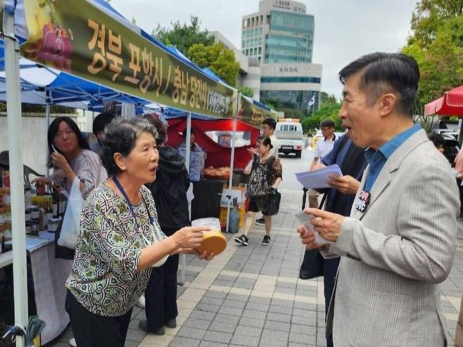 장터를 둘러보는 전성수 구청장 [서초구 제공. 재판매 및 DB 금지]