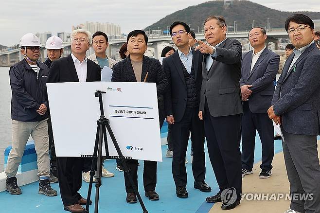 이상민 장관, 지방소멸 대응 현장 방문 (서울=연합뉴스) 이상민 행정안전부 장관이 10일 오전 부산 영도구 인구감소지역에서 지방소멸대응기금 집행 등 지역 주요사업 현장을 둘러보고 있다. 2024.11.10 [행정안전부 제공. 재판매 및 DB 금지] photo@yna.co.kr