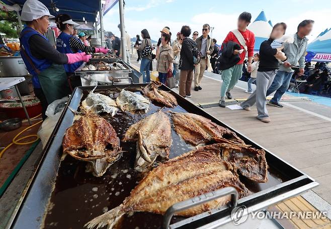 입맛을 유혹하는 고등어구이 (부산=연합뉴스) 강선배 기자 = 부산의 대표적 수산물인 고등어의 맛과 우수성을 알리는 '제15회 부산고등어축제'가 열린 25일 부산 서구 송도해수욕장 먹거리장터 시식장에서 노릇하게 구워져 입맛을 유혹하는 고갈비가 시민들을 유혹하고 있다. 2024.10.25 sbkang@yna.co.kr