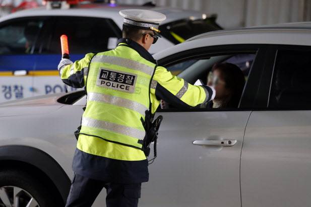 인천 미추홀경찰서가 7일 오후 인천 미추홀구 한 도로에서 음주단속을 실시하고 있다. (사진=뉴시스)