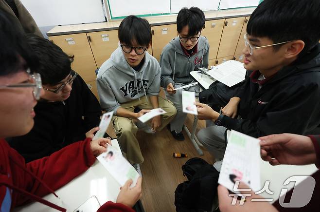 2025학년도 대학수학능력시험 예비소집일인 13일 서울 종로구 중앙고등학교에서 3학년 학생들이 교사로부터 수험표를 배부받은 뒤 확인하고 있다. (공동취재) 2024.11.13/뉴스1 ⓒ News1 임세영 기자