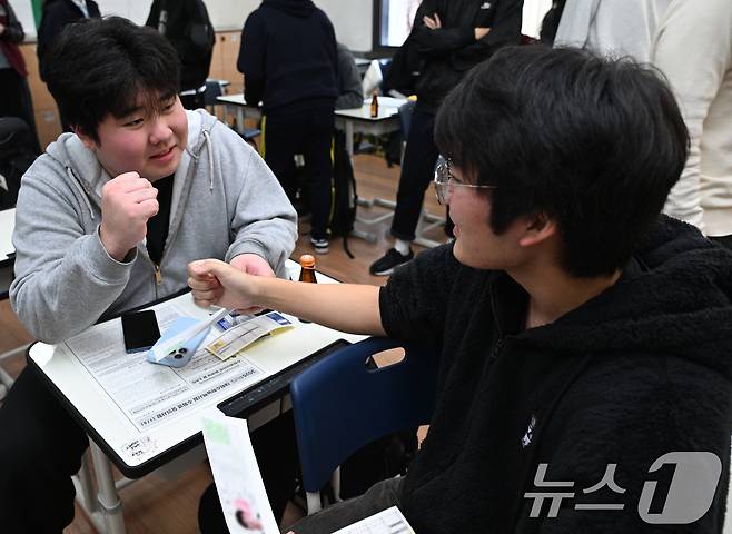 2025학년도 대학수학능력시험을 하루 앞둔 13일 오전 서울 종로구 중앙고등학교에서 수험표를 받은 고3 수험생들이 서로를 응원하며 파이팅을 외치고 있다. (공동취재) 2024.11.13/뉴스1 ⓒ News1 임세영 기자
