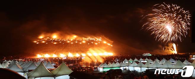 2019년 3월9일 제주시 애월읍 봉성리 새별오름에서 열린 ‘2019 제주들불축제’에서 축제 하이라이트인 오름 불 놓기가 펼쳐지고 있다.2019.3.9/뉴스1 ⓒ News1 이석형 기자