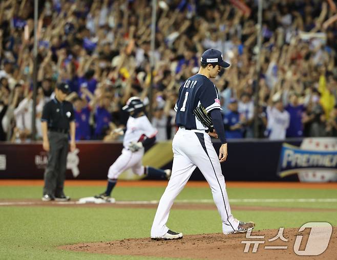 13일(현지시간) 오후 대만 타이베이시 타이베이돔에서 열린 2024 WBSC 프리미어12 B조 예선 대한민국과 대만의 경기, 2회말 대만 공격 2사만루 상황에서 대한민국 선발 고영표가 천천웨이에게 만루 홈런을 허용하고 있다. 2024.11.13/뉴스1 ⓒ News1 장수영 기자