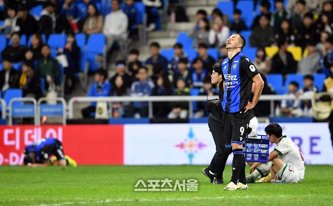 인천 유나이티드FC의 무고사가 10일 인천 축구전용경기장에서 열린 하나은행 K리그1 2024 대전 하나 시티즌과의 경기에서 1-2로 패하며 리그 최하위로 2부 리그 강등이 확정된 뒤 아쉬워하고 있다.  2024. 11. 10.  인천 | 박진업 기자 upandup@sportsseoul.com