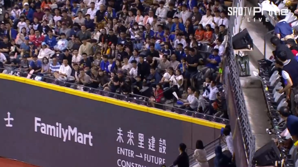 7회초 담장을 맞고 나오는 나승엽의 타구. ⓒSPOTV PRIME 중계화면 캡쳐