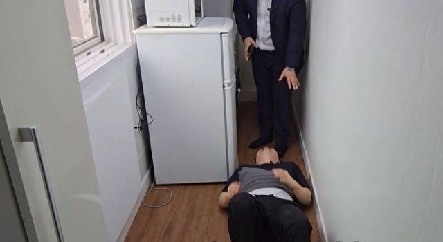 서울대입구역 인근에 위치한 월세 20만원짜리 원룸. 사람이 간신히 누울 수 있을 정도로 비좁은 모습이다. 유튜브 채널 '복덕방홍맨'