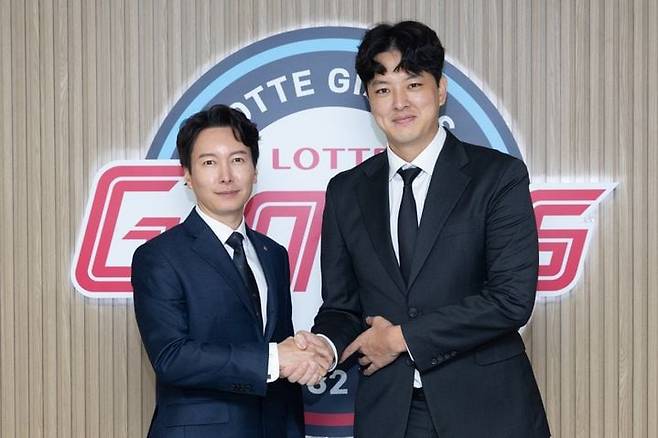롯데 자이언츠가 마무리 투수 김원중과 FA 계약 체결을 했다. /롯데 자이언츠
