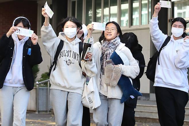 2025학년도 대학수학능력시험을 하루 앞둔 13일 대구 중구 남산동 경북여고 강당에서 수능 수험표를 받은 고3 수험생들이 파이팅을 외치며 학교를 나서고 있다. /뉴스1