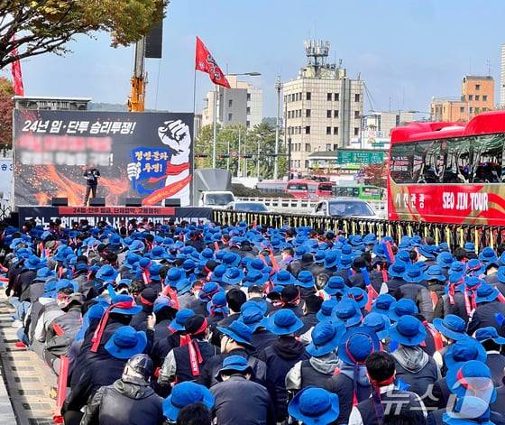 현대트랜시스 노조 1000여명이 지난달 28일 현대차·기아 서울 양재사옥 앞 3개 차선을 막고 집회를 벌이고 있다. /뉴스1