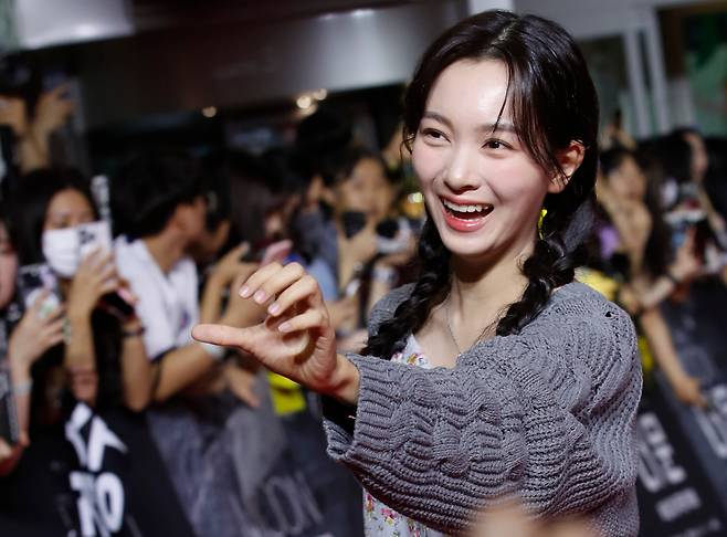 배우 갈소원이 지난해 7월 25일 서울 영등포구 타임스퀘어에서 열린 영화 '더 문' VIP 시사회에서 환호하는 팬에게 하트를 그리고 있다. /뉴스1