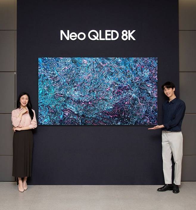 삼성전자 모델이 삼성스토어 대치점에서 2024형 Neo QLED 8K 85형 제품을 소개하고 있다.ⓒ삼성전자