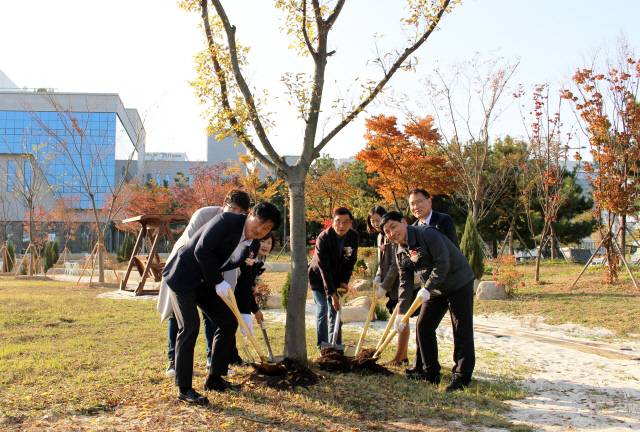 포스코인터내셔널이 인천 서구 원창공원에서 '미세먼지 저감 5호 숲 준공 행사'에서 식수 세리머니를 하고 있다. 포스코인터내셔널 제공