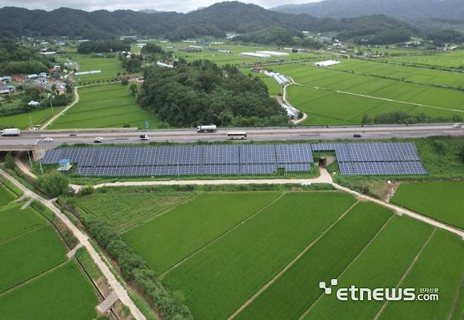 서부발전이 12일 준공한 '서부삼보고속도로 태양광발전소' 전경