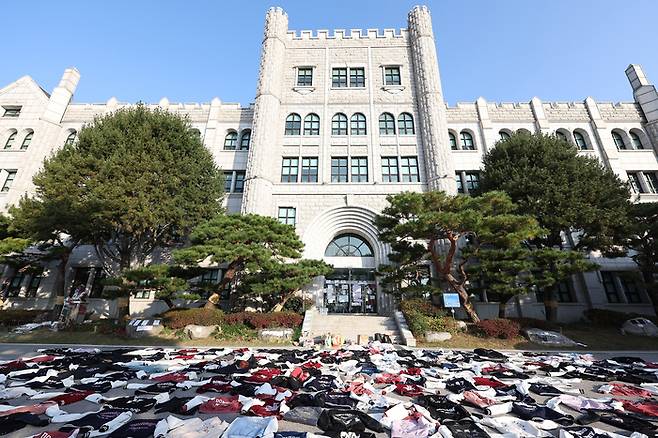 동덕여자대학교의 남녀공학 전환 추진 논의에 반발한 학생들이 벗어둔 과잠이 12일 오전 서울 성북구 동덕여대 본관 앞에 놓여 있다. 학교 측은 남녀공학 전환에 대해 확정된 사안이 아니라는 입장을 밝혔다. 연합뉴스