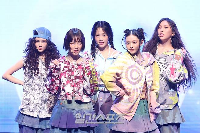 [이데일리 이영훈 기자] 이데일리 문화대상 프론티어상을 받은 그룹 뉴진스가 25일 오후 서울 종로구 세종문화회관에서 열린 '제11회 이데일리 문화대상'에서 멋진 무대를 선보이고 있다. 이데일리가 주최하고 곽재선문화재단이 주관하는 '제11회 이데일리 문화대상'은 한 해 동안 문화예술계 발전을 도모하는데 공헌한 문화예술인과 관객을 격려하고 응원하는 의미를 담은 갈라 콘서트와 함께 열리며 연극·클래식·무용·국악·뮤지컬·콘서트 등 총 6개 부문 최우수작을 선정하고 이 중 한 작품을 대상작으로 선정한다.