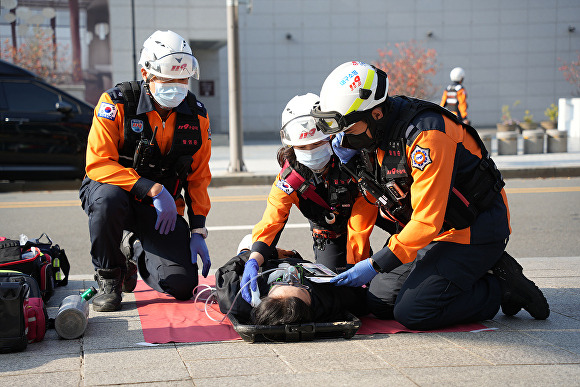 대구소방안전본부의 2024 긴급구조 종합훈련이 펼쳐지고 있다 [사진=대구시]