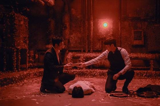 영화 '사흘' 촬영 중 박신양(왼쪽)은 시체 안치실 장면 촬영 중 시체 침대가 저절로 움직이는 기현상도 체험했다고 전했다. 사진은 구마사제 역의 이민기(오른쪽)와 함께 그가 딸(이레)의 구마 의식을 치르는 장면. 지하실을 나방들이 뒤덮은 모습이다. 사진 쇼박스