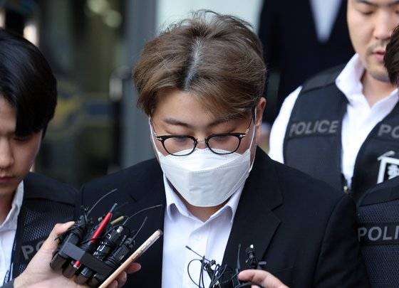 '음주 뺑소니' 혐의를 받는 트로트 가수 김호중 씨가 지난 5월 31일 오전 서울 강남경찰서에서 나와 검찰로 구속 송치되고 있다. 뉴스1