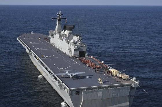 12일 경북 포항 동해상에서 해군의 대형 수송함 독도함의 고정익 무인기 '그레이이글' 전투 실험이 진행되고 있다. 사진 해군 제공