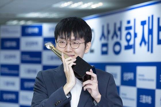 한국의 신진서 9단이 2024 삼성화재배 16강에 중국 커제 9단을 만난다. 사진은 2022년 삼성화재배에서 우승한 신진서. 권혁재 사진전문기자
