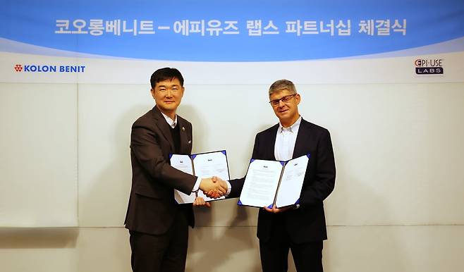 사진설명=코오롱베니트 정주영 상무(왼쪽) 및 에피유즈 랩스 스테판 오웬스 파트너가 과천 코오롱타워 본사에서 지난 12일 파트너십을 체결했다.