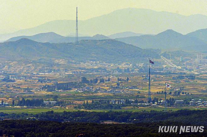 우리나라 태극기와 북한의 인공기가 휘날리고 있다. 사진=박효상 기자