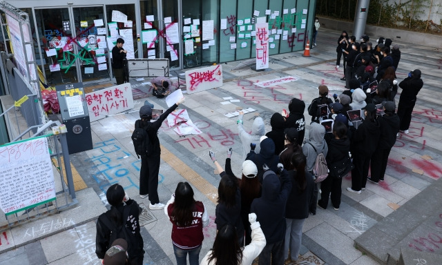 동덕여대가 남녀공학 전환을 논의한 것으로 알려진 가운데 12일 오후 서울 성북구 동덕여자대학교 동덕 100주년 기념관 앞에서 학생들이 남녀공학 전환을 규탄하며 구호를 외치고 있다. 뉴시스