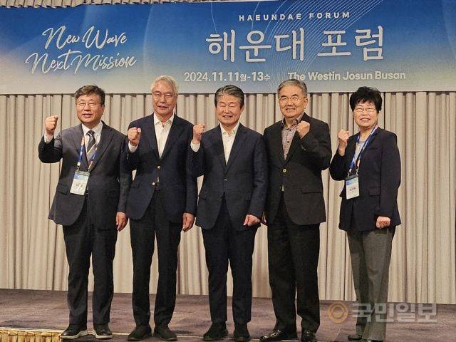 KWMA(한국세계선교협의회) 이사회가 13일 해운대포럼이 열린 부산 해운대구 웨스틴조선호텔에서 사진을 찍고 있다.