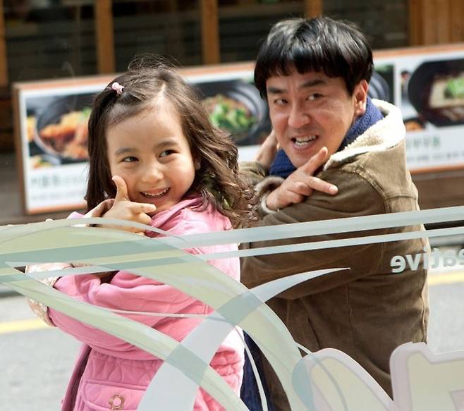 영화 7번방의 선물에서 예승 역할을 맡은 배우 갈소원과 배우 류승룡. / 사진 = 매일경제