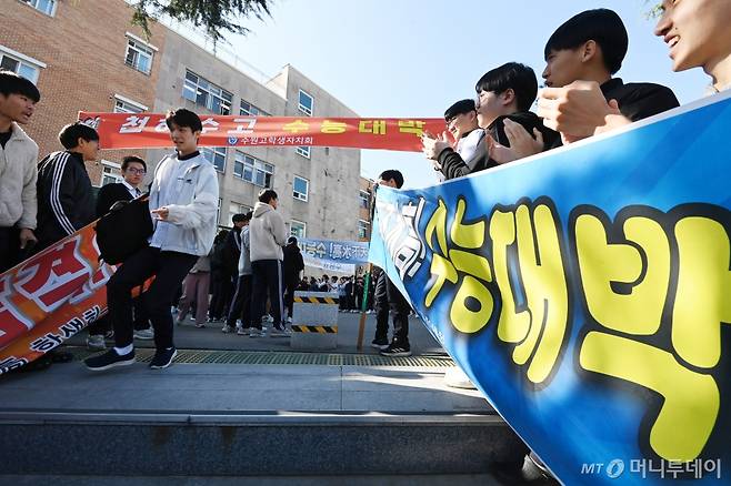 2025학년도 대학수학능력시험을 이틀 앞둔 12일 경기도 수원시 팔달구 수원고등학교에서 고3 수험생들이 후배들의 응원을 받으며 학교를 나서고 하고 있다/사진=뉴시스 /사진=김종택