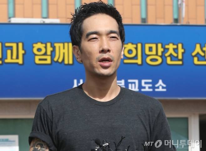 아동 성폭행 혐의로 실형을 산 가수 고영욱이 과거 그룹 룰라에서 한솥밥을 먹은 방송인 이상민을 저격했다. /사진=머니투데이 DB