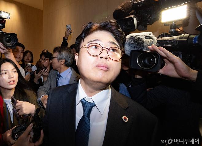 임현택 대한의사협회장이 10일 서울 용산구 대한의사협회에서 열린 2024년도 긴급 임시대의원총회에서 본인의 불신임(탄핵) 안건 가결을 확인한 뒤 회의장을 나서고 있다./사진=[서울=뉴시스] 황준선 기자