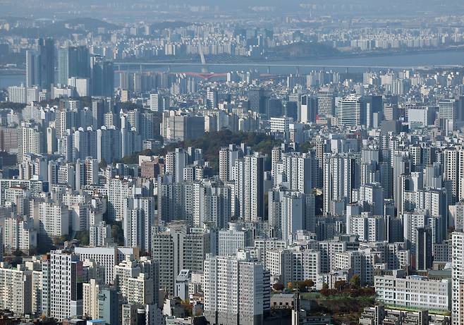 서울 남산에서 바라본 아파트 단지. [연합]