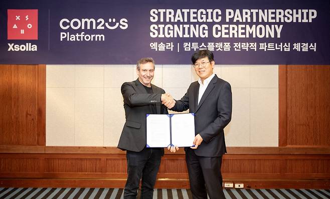 데이비드 스텔저(왼쪽) 엑솔라 사장과 최석원 컴투스플랫폼 대표가 파트너십 체결 후 기념촬영을 하고 있다. [컴투스플랫폼 제공]