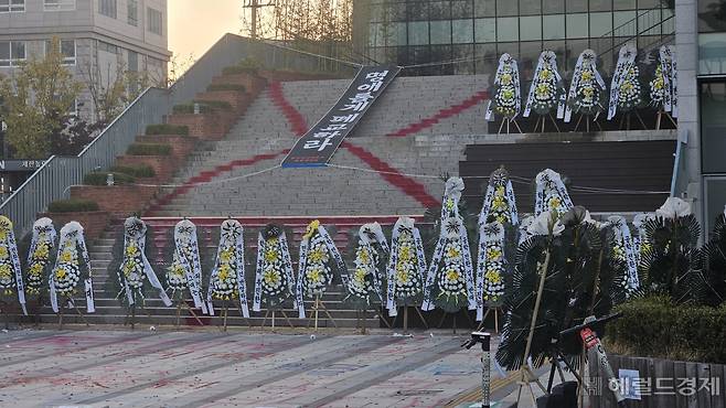 학교 정문에는 남녀공학 전환에 반대하는 동덕여대 학생들이 설치한 근조화환 수십 개가 줄지어 세워져 있었다. 박지영 기자.