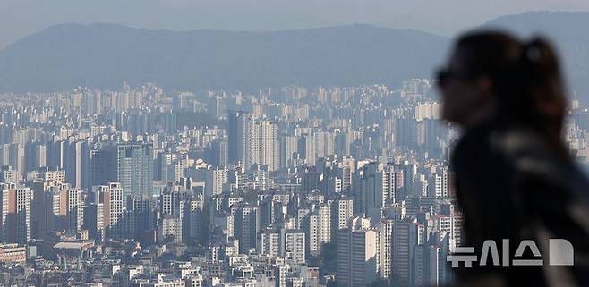 [서울=뉴시스] 홍효식 기자 = 서울 남산에서 바라본 서울 아파트 모습. 2024.11.08. yesphoto@newsis.com