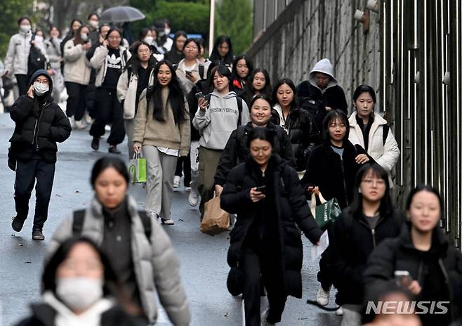 [광주=뉴시스] 16일 오후 광주 남구 동아여자고등학교에서 2024학년도 대학수학능력시험을 마친 수험생들이 수험장을 나오고 있다. 2023.11.16. hyein0342@newsis.com