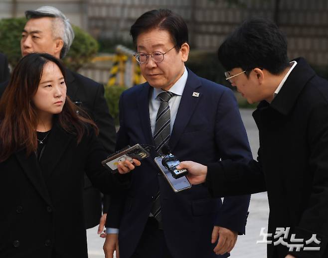 더불어민주당 이재명 대표가 8일 오전 서울 서초구 서울중앙지법에서 열린 '대장동 배임·성남FC 뇌물' 관련 1심 속행 공판에 출석하고 있다. 황진환 기자