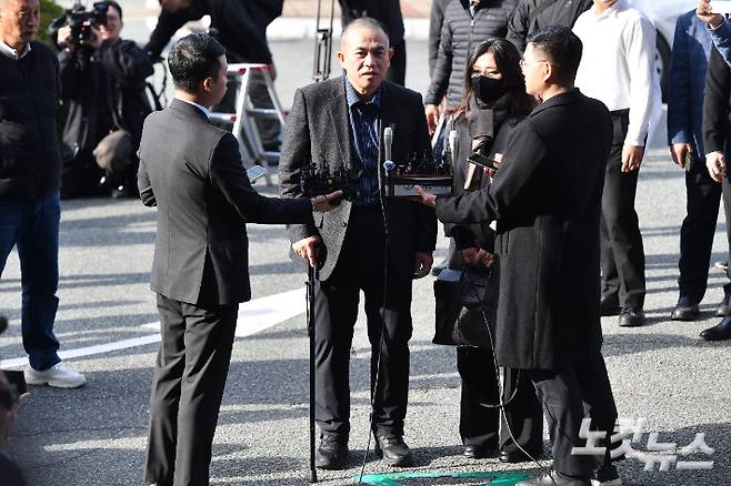 김건희 여사 공천 개입 의혹의 핵심 인물인 명태균 씨가 8일 오전 경남 창원시 창원지방검찰청에 피의자 신분으로 출석하고 있다. 창원=류영주 기자