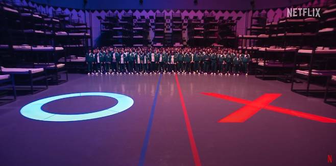 오징어 게임 시즌2는 복수를 다짐하고 다시 돌아와 게임에 참여하는 성기훈(이정재)과 그를 맞이하는 프론트맨(이병헌)의 치열한 대결을 그린다. 사진은 시즌2에서 진행되는 OX 투표. 넷플릭스 유튜브 영상 캡처