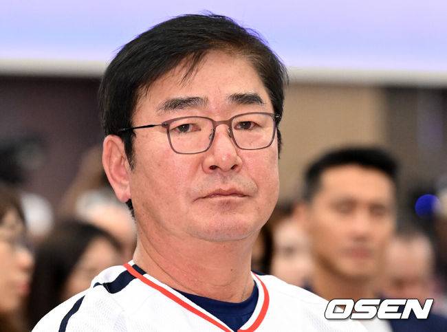 [OSEN=타이베이(대만), 이대선 기자] 12일 오후 대만 더 하워드 플라자 호텔 타이베이에서 2024 세계야구소프트볼연맹(WBSC) 프리미어12 공식 기자회견이 열렸다.슈퍼라운드 진출을 위해 반드시 승리해야 할 대만과의 13일 조별리그 첫 경기는 우리시간으로 오후 7시 30분 타이베이돔에서 열린다.기자회견에 참석한 대한민국 류중일 감독이 취재진 질문을 듣고 있다. 2024.11.12