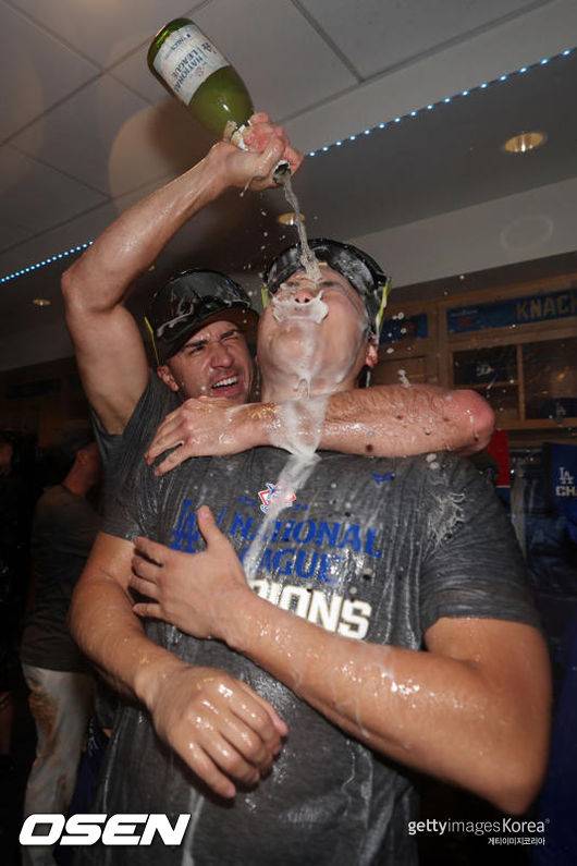 [사진] 오타니에게 샴페인을 들이붓는 플래허티. ⓒGettyimages(무단전재 및 재배포 금지)