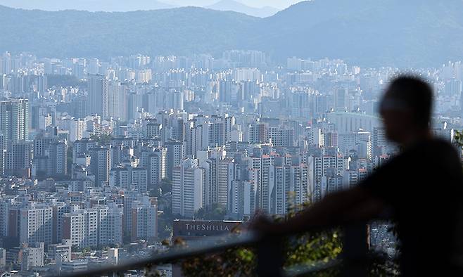 서울 용산구 남산공원에서 바라본 서울 시내에 아파트가 보이고 있다. 뉴시스