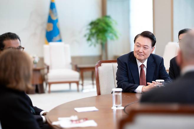 윤석열 대통령이 10월 16일 서울 용산 대통령실 집무실에서 미국 시사주간지 뉴스위크 취재진과 인터뷰를 하고 있다. 대통령실 제공