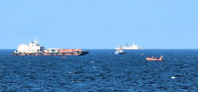 13일 제주 비양도 북서쪽 약 22㎞ 해상에서 135금성호&nbsp;침몰 지점 위로 바지선 고정 작업이 진행되고 있는 가운데 주변에서 해경·해군&nbsp;함선과 관공선 등이&nbsp;실종자 수색 작업을 벌이고있다.