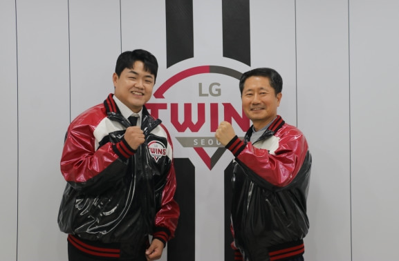 ▲ LG strengthened its bullpen by recruiting right-handed reliever Jang Hyun-sik in the free agent market. Jang Hyun-sik is shaking hands with LG CEO Kim In-seok after signing a free agent contract with LG. ⓒLG Twins